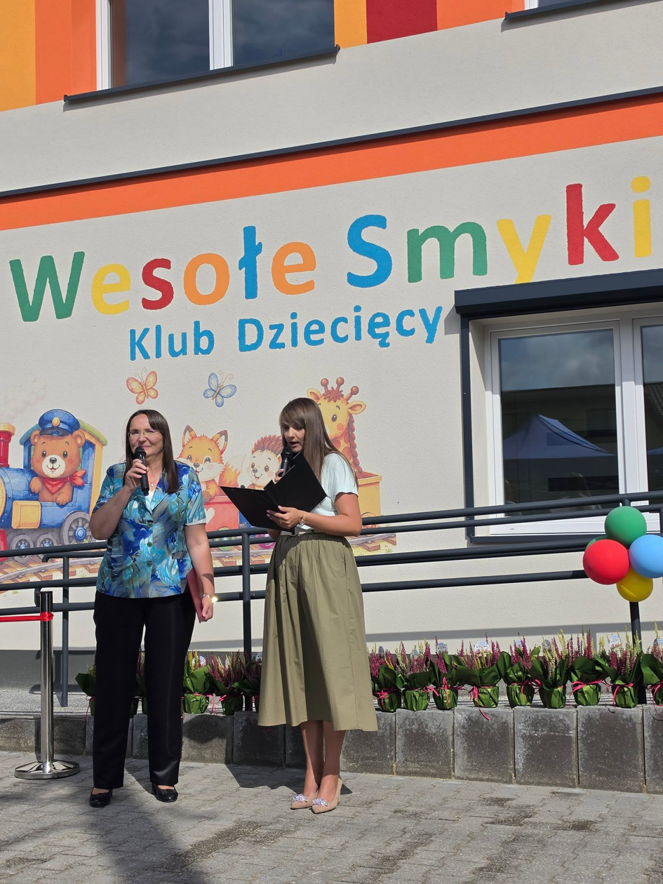 W Ładzicach oficjalnie otwarto Klub Dziecięcy „Wesołe Smyki” – piękny, nowoczesny i przede wszystkim stworzony z myślą o najmłodszych.